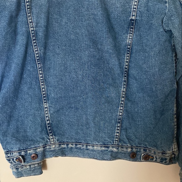 NWOT. Free People ladies slightly distressed denim jacket. - Picture 7 of 9